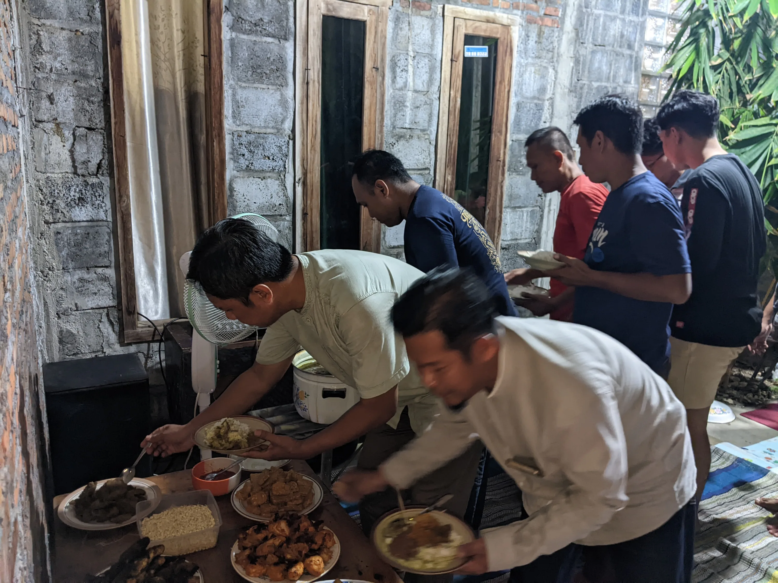 Halal Bihalal Warga Gang Masjid Kejapanan Penuh Kehangatan dan Keakraban