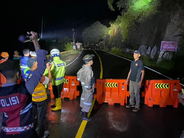 Longsor Tutup Total Jalur Nasional Trenggalek–Ponorogo KM 16, Arus Lalin Dialihkan