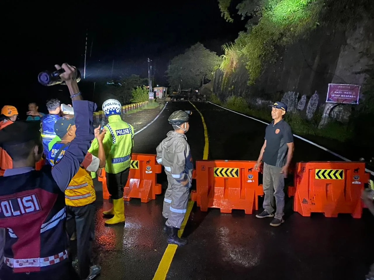 Longsor Tutup Total Jalur Nasional Trenggalek–Ponorogo KM 16, Arus Lalin Dialihkan