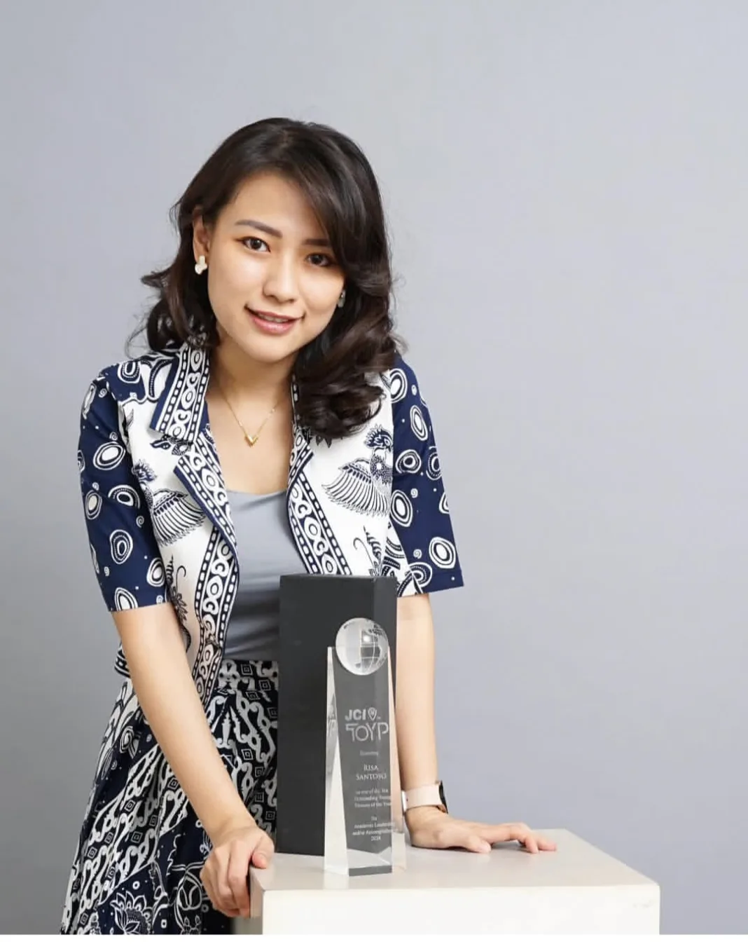 Rektor ITB ASIA Malang, Risa Santoso, B.A., M.Ed menerima penghargaan JCI Ten Outstanding Young Persons (TOYP) World