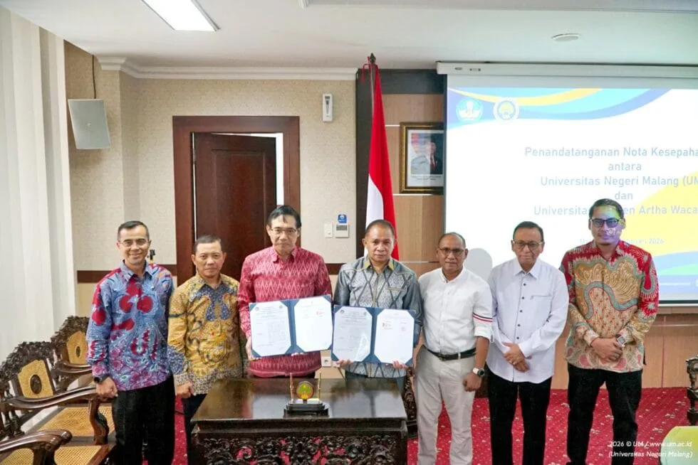Rektor UM, Prof. Dr. Hariyono, M.Pd bersama Rektor UKAW Kupang, Prof. Dr. Ir. Godlief Fredrik Neonufa, M.T dan jajaran pimpinan kedua universitas dalam penandatanganan kerjasama