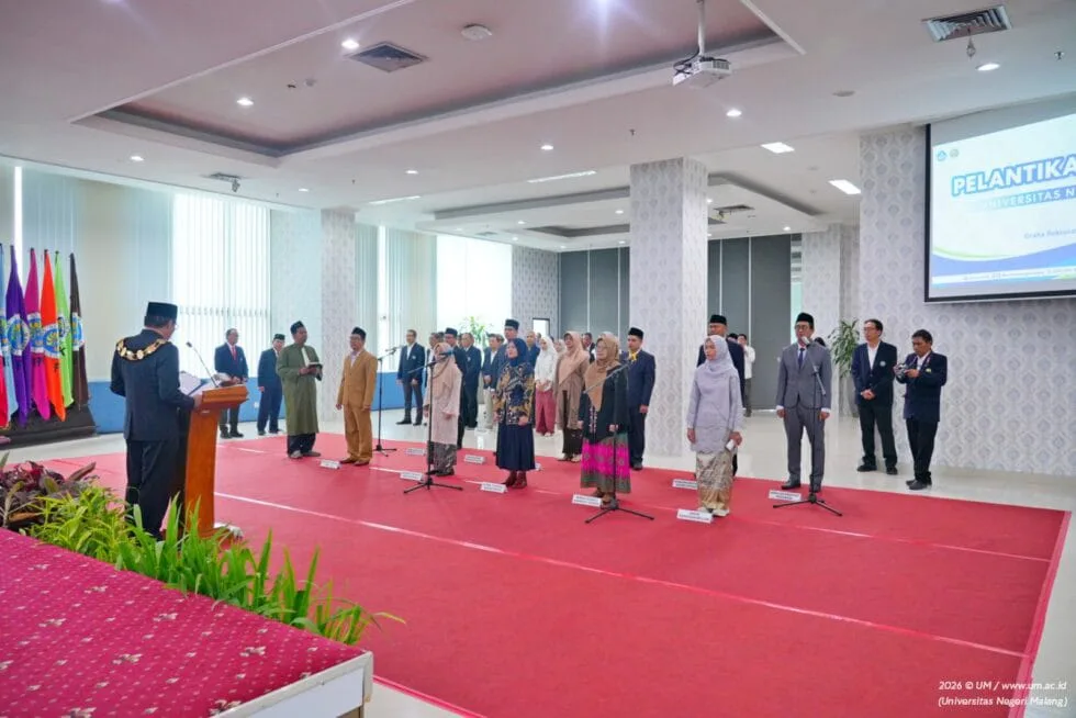 Rektor UM, Prof. Dr. Hariyono, M.Pd memimpin prosesi pelantikan jajaran pejabat baru