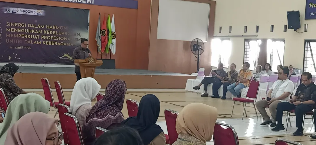 Rektor UNITRI, Prof. Dodi Wirawan Irawanto, SE., M.Com., Ph.D menyampaikan sambutan dalam acara Halal Bihalal Hari Raya Idul Fitri 1447 H