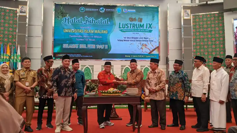 Rektor Unisma, Prof. Drs. H. Junaidi, M.Pd., Ph.D membrikan tumpeng kepada Prof. Dr. Ir. H. Mohammad Nuh, selaku Ketua Dewan Pembina Yayasan