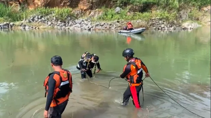 Remaja Tenggelam di Bekas Galian C di Pasuruan Berhasil Ditemukan Tim SAR gabungan Remaja Tenggelam di Bekas Galian C di Pasuruan