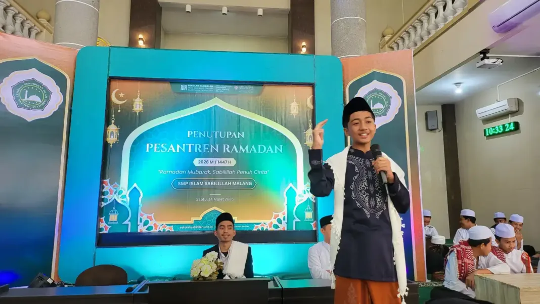 Salah satu siswa SMP Islam Sabilillah Malang saat menyampaikan kultum di depan guru dan teman-temannya