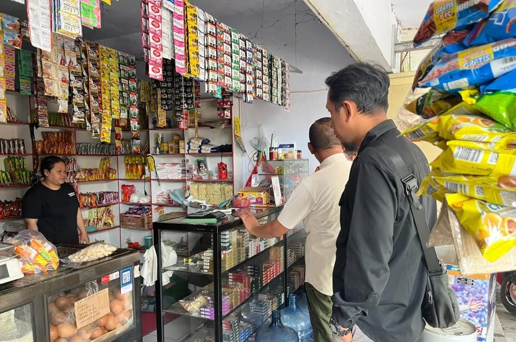 Satpol PP Kabupaten Pasuruan dan Bea Cukai dan Kejari Pasuruan melakukan operasi gabungan di salah satu toko kelontong