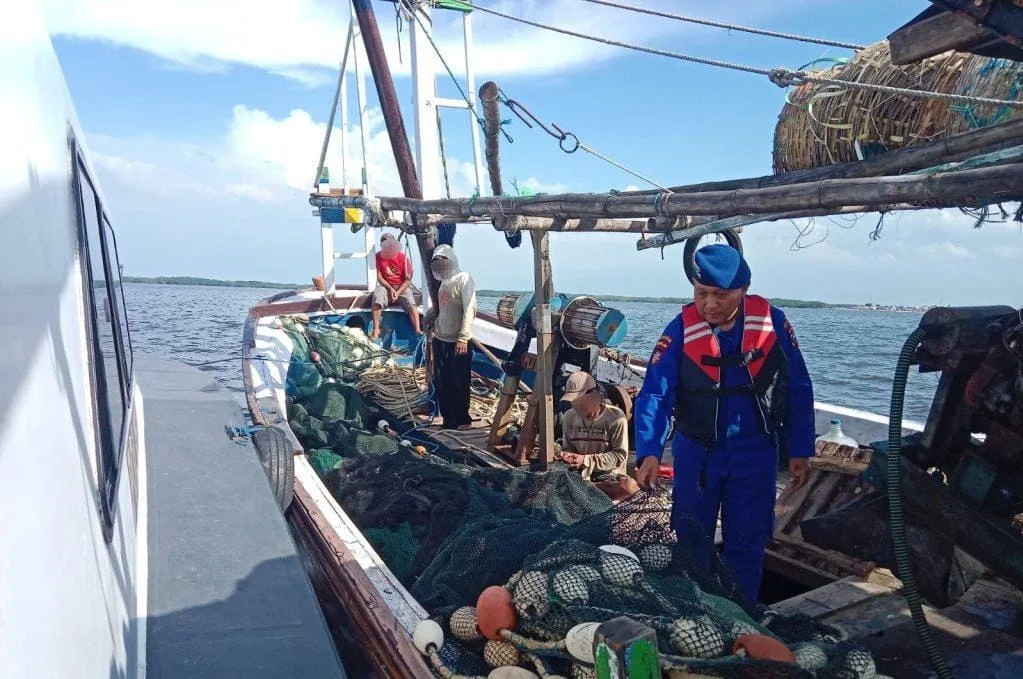 Satpolairud Polres Pasuruan Kota Amankan Nelayan Pengguna Jaring Trawl