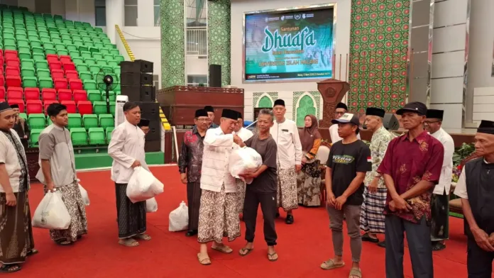 Unisma Berbagi Sembako: Cara Rektor Prof Junaidi Memuliakan Tetangga Kampus Unisma Berbagi Sembako: Cara Rektor Prof Junaidi Memuliakan Tetangga Kampus