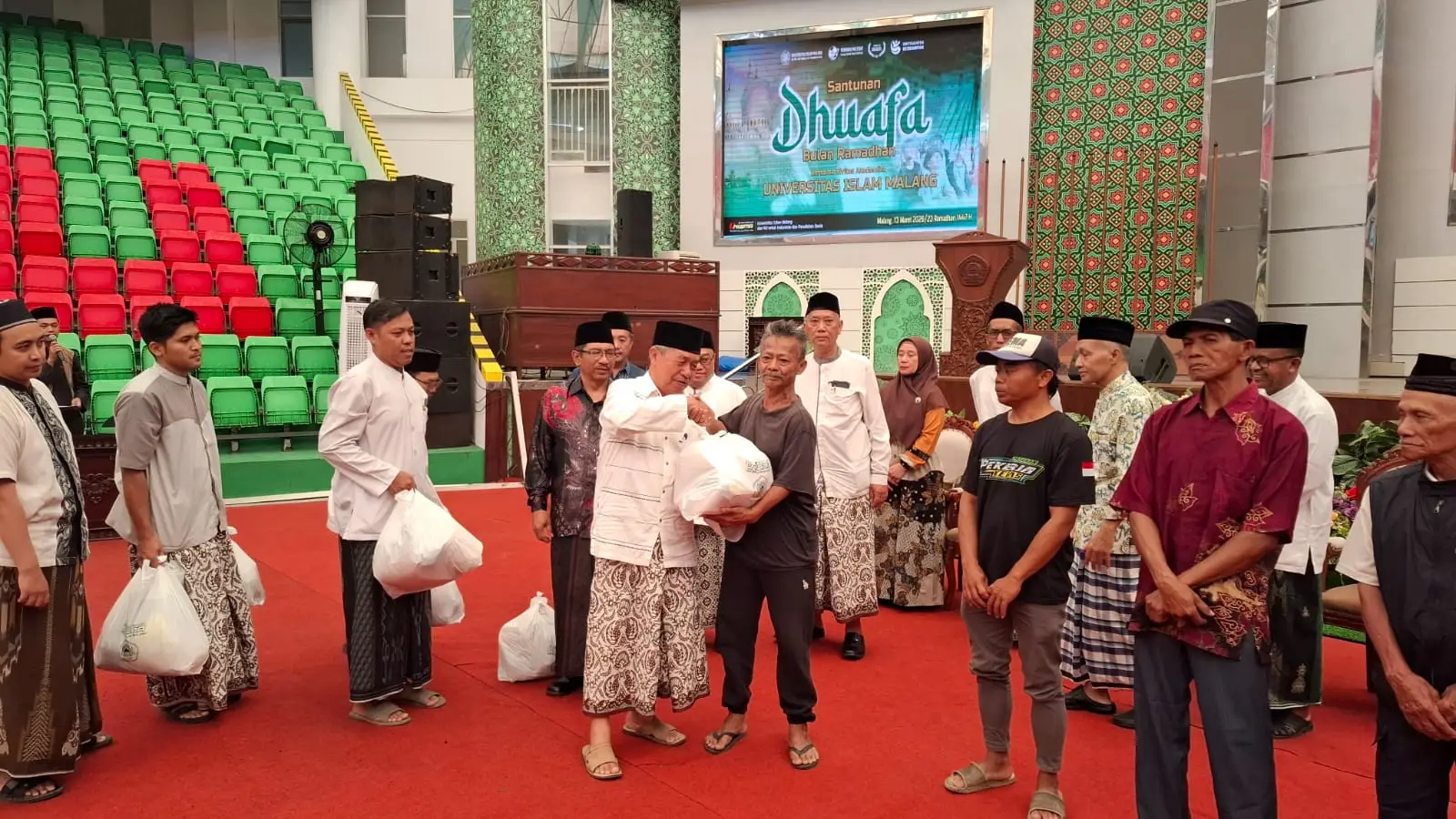 Unisma Berbagi Sembako: Cara Rektor Prof Junaidi Memuliakan Tetangga Kampus