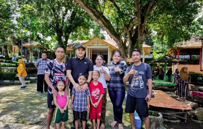 Sidak Banyubiru, Mas Rusdi Diserbu Warga Foto Keluarga Sidak Banyubiru, Mas Rusdi Diserbu Warga Foto Keluarga