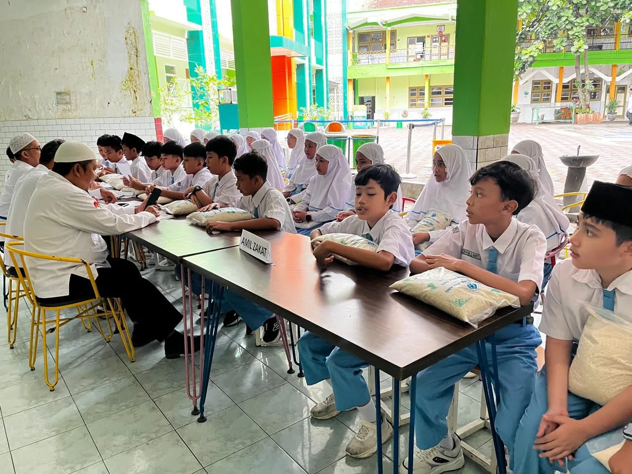 Gempita Ramadan MIN 1 Kota Malang: Tebar Ribuan Takjil, Zakat hingga Inovasi Buku ‘Sahabat Ramadanku’