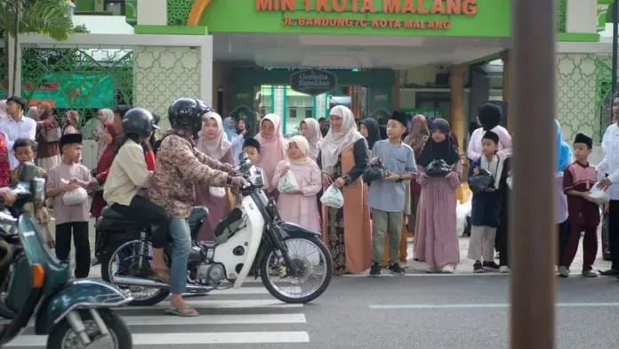 Gempita Ramadan MIN 1 Kota Malang: Dari Bus Trans Jatim hingga Zakat Senyap Gempita Ramadan MIN 1 Kota Malang: Dari Bus Trans Jatim hingga Zakat Senyap