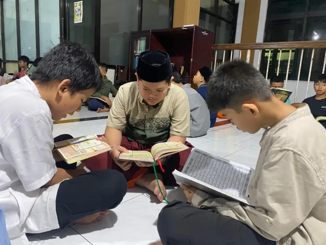 Siswa-siswi SD Muhammadiyah 9 Malang melaksanakan tadarus Alquran saat bermalam di sekolah beberapa waktu lalu