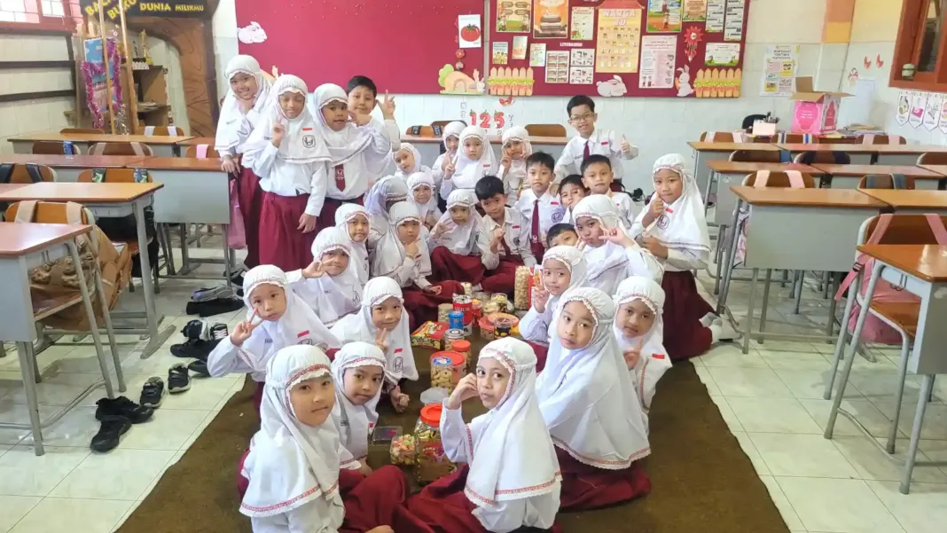 Suasana hari pertama masuk sekolah setelah libur lebaran Hari Raya Idul Fitri 1447 H di SD Insan Amanah tampak ceria