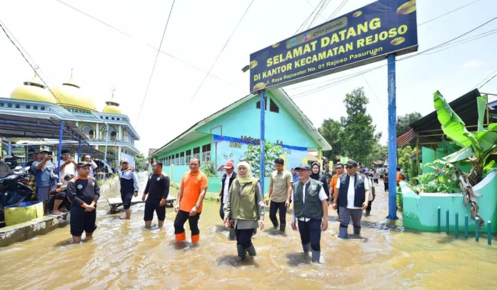 Terjang Banjir Pakai Perahu, Khofifah Turun Langsung ke Pasuruan: Bagikan Bantuan hingga Soroti Solusi Jangka Panjang Terjang Banjir Pakai Perahu, Khofifah Turun Langsung ke Pasuruan: Bagikan Bantuan hingga Soroti Solusi Jangka Panjang