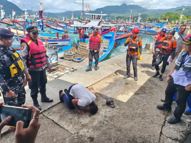 Tim SAR Gabungan Bawa Nelayan Selamat ke Pelabuhan Prigi