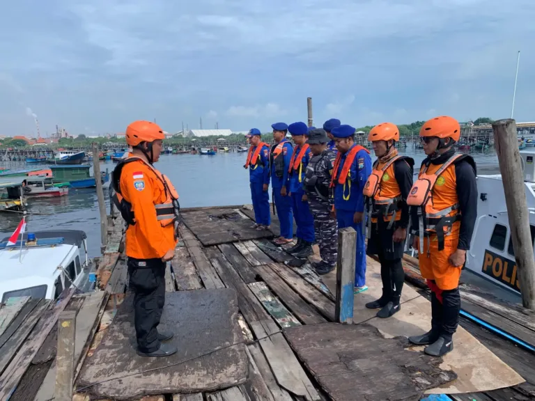 Tim SAR Gabungan Temukan Penumpang Kapal yang Terjatuh di Perairan Gresik