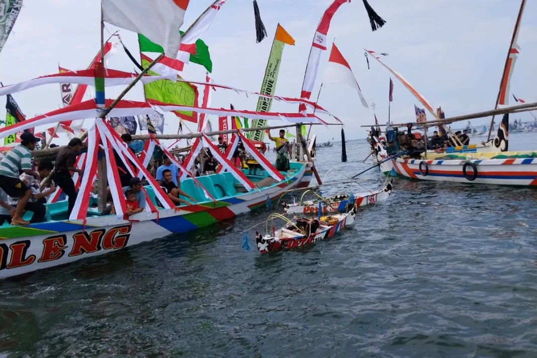 Tradisi Praonan Lebaran Ketupat di Pasuruan, Warga Pesisir Larung Doa dan Harapan di Laut