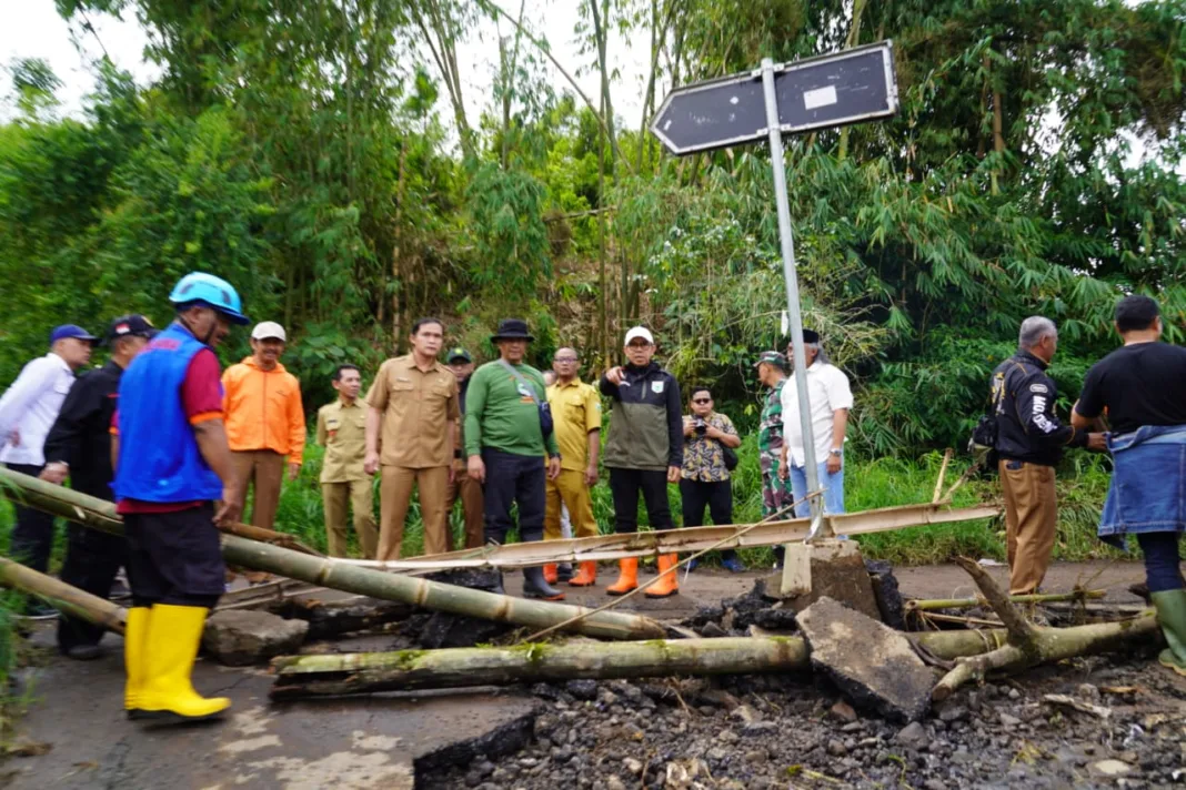Wali Kota Batu, Nurochman, melakukan inspeksi mendadak ke sejumlah titik terdampak banjir luapan dan lumpur di Kecamatan Batu