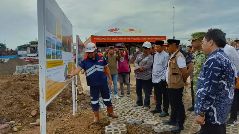 Wali Kota Pasuruan Adi Wibowo bersama jajaran Forkopimda saat meninjau PSN Sekolah Rakyat