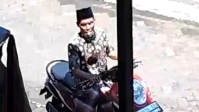 Aksi Maling Motor di Kraton Pasuruan Terekam CCTV, Ketua RT Kehilangan Scoopy dalam Hitungan Detik Aksi Maling Motor di Kraton Pasuruan Terekam CCTV, Ketua RT Kehilangan Scoopy dalam Hitungan Detik