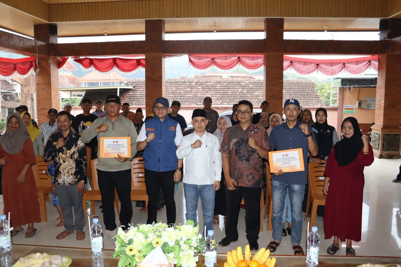 Bupati Mojokerto Salurkan Bantuan untuk 146 Warga Terdampak Longsor di Gondang