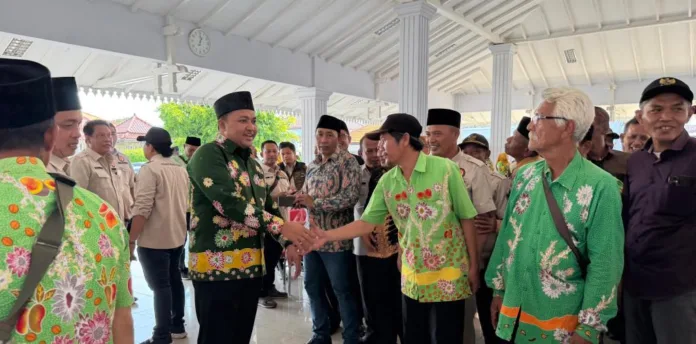 Bupati Rusdi Dorong Layanan Tanpa Ribet, Siapkan Grup WA Darurat di Tiap Kecamatan Bupati Rusdi Dorong Layanan Tanpa Ribet, Siapkan Grup WA Darurat di Tiap Kecamatan