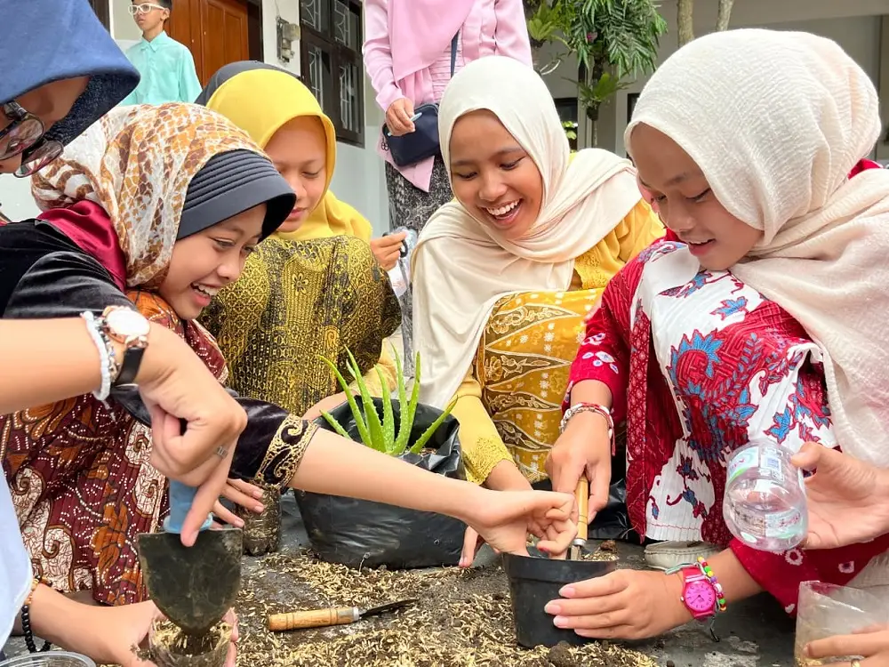 Dari Kebaya ke Kebun, Kartini Muda MTs Almaarif 01 Singosari Aksi Nyata Jaga Lingkungan