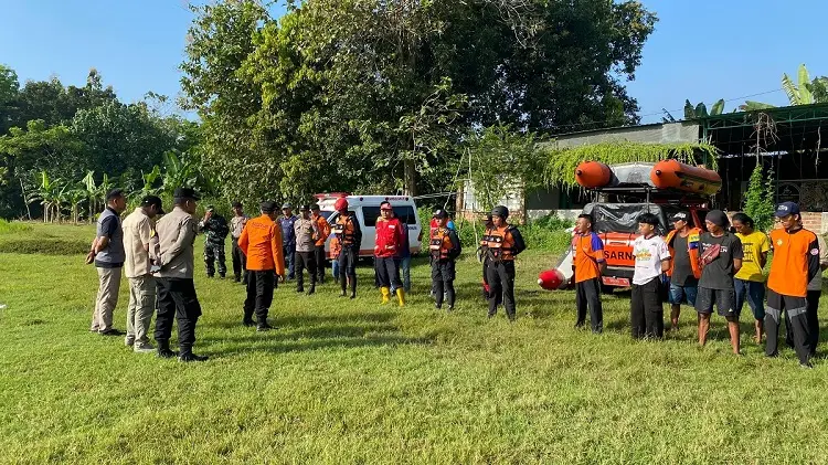 Tim SAR Gabungan evakuasi Alzam (9) di Sungai Bengawan Solo, Desa Laren, Kecamatan Laren, Kabupaten Lamongan, Sabtu (442026) siang_result