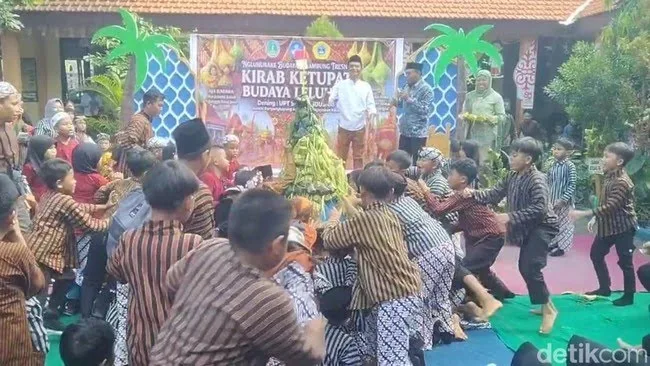 Gerebek Syawal SDN Randusari Pasuruan, Gunungan Ketupat Berisi Uang dan Alat Sekolah Diserbu Siswa