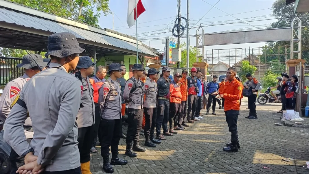 Tim SAR Gabungan Lakukan Pencarian Balita Diduga Tenggelam Di Sungai Kalidawir Sidoarjo Tim SAR Gabungan Lakukan Pencarian Balita Diduga Tenggelam Di Sungai Kalidawir Sidoarjo