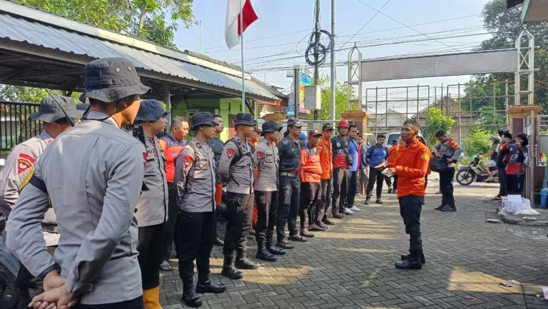 Tim SAR Gabungan Lakukan Pencarian Balita Diduga Tenggelam Di Sungai Kalidawir Sidoarjo