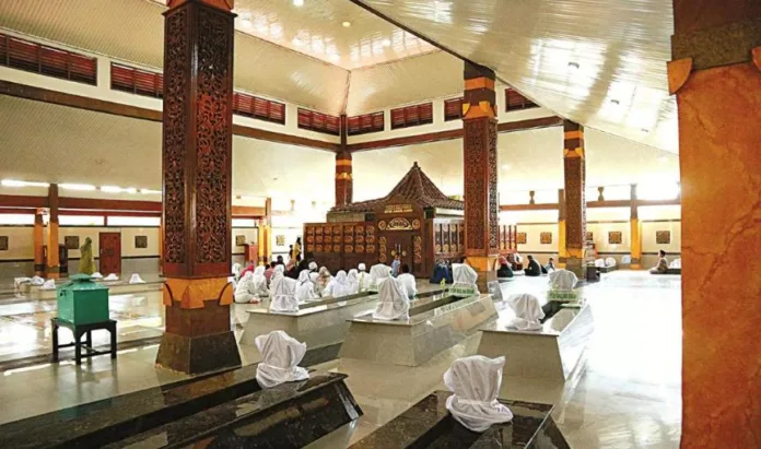 Jejak Islam di Tanah Majapahit, Makam Troloyo Tak Pernah Sepi Peziarah Jejak Islam di Tanah Majapahit, Makam Troloyo Tak Pernah Sepi Peziarah