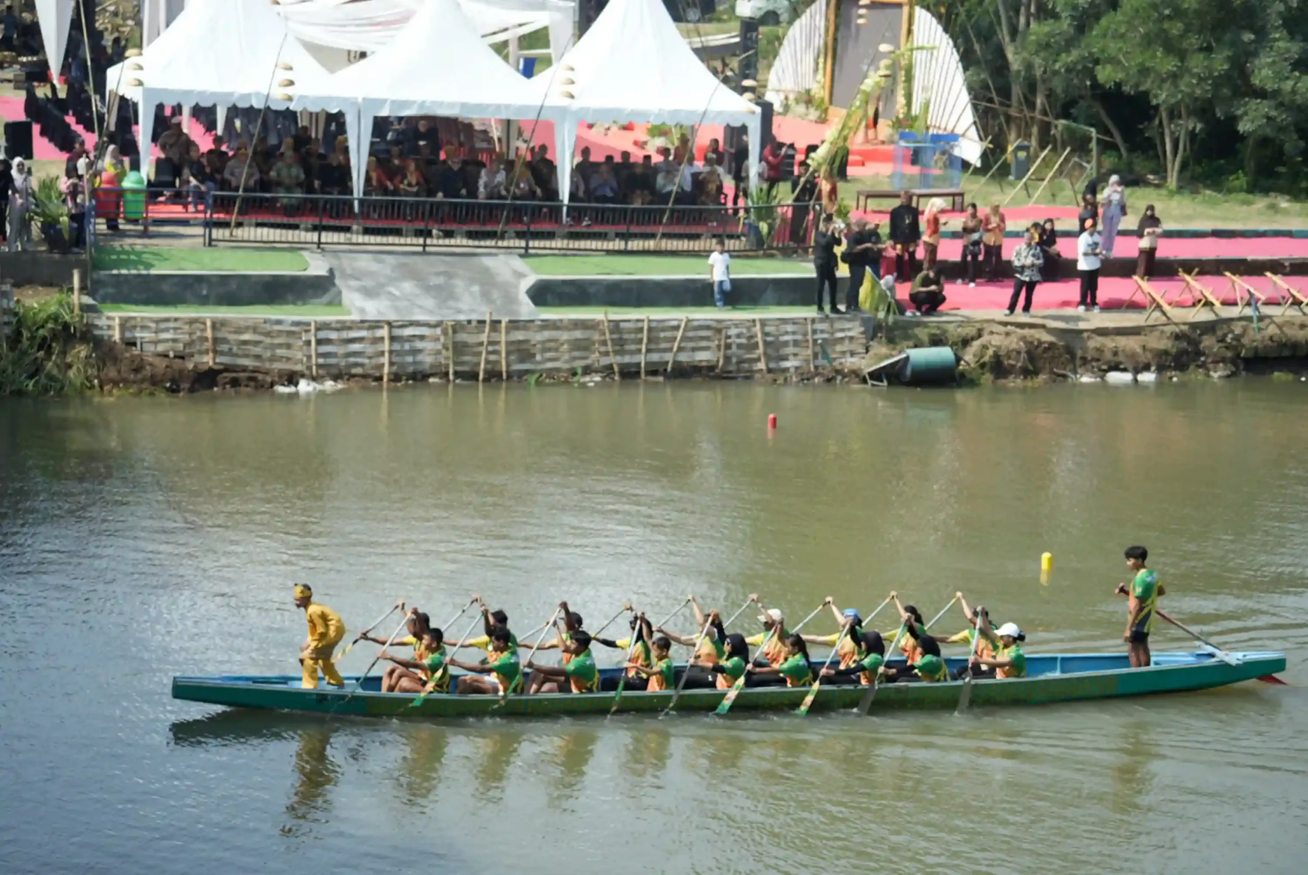 Kejurprov Dayung Piala Gubernur Jatim 2026 Dibuka, Ratusan Atlet Berlaga di Kota Mojokerto