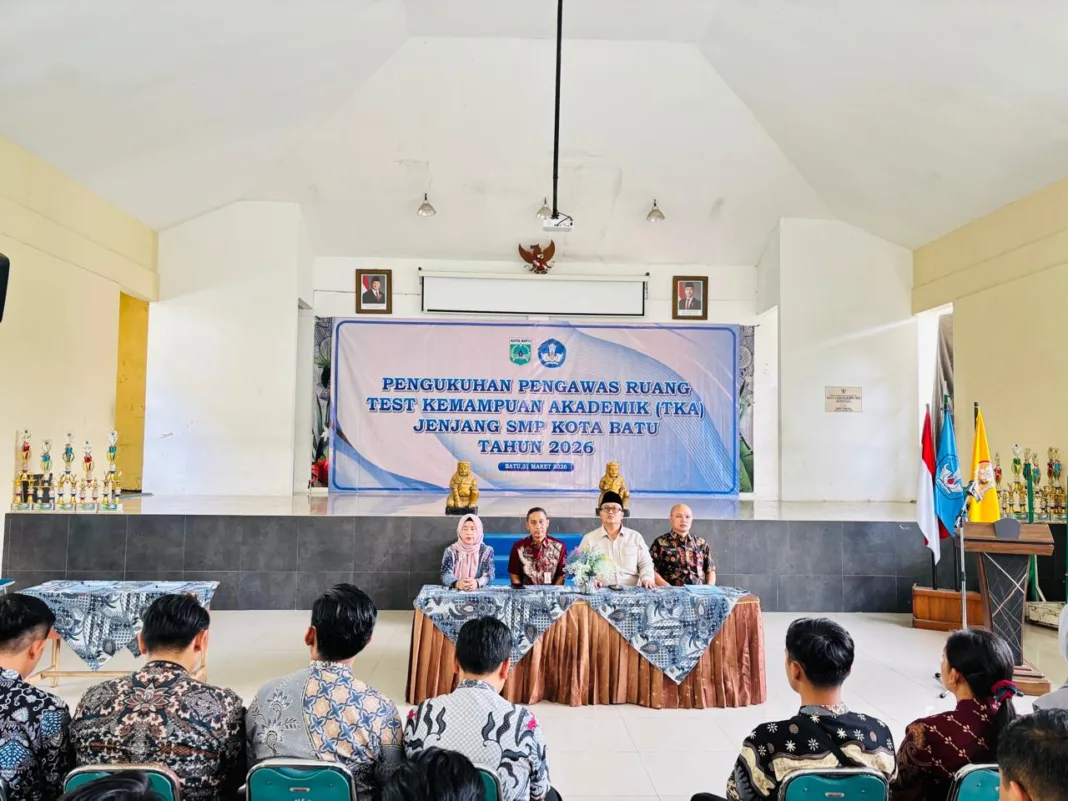 Kepala Dinas Pendidikan Kota Batu, Alfi Nurhidayat PhD, mengukuhkan Pengawas Ruang TKA 2026 di SMPN 1 Kota Batu