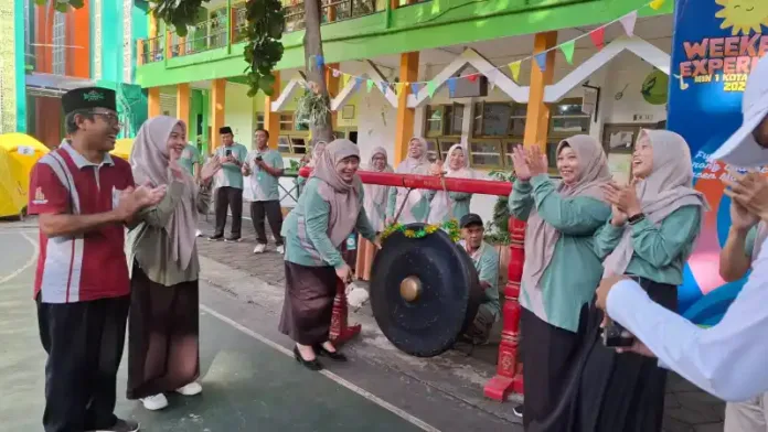 MIN 1 Kota Malang “Sulap” Madrasah Jadi Kampung Inggris MIN 1 Kota Malang “Sulap” Madrasah Jadi Kampung Inggris