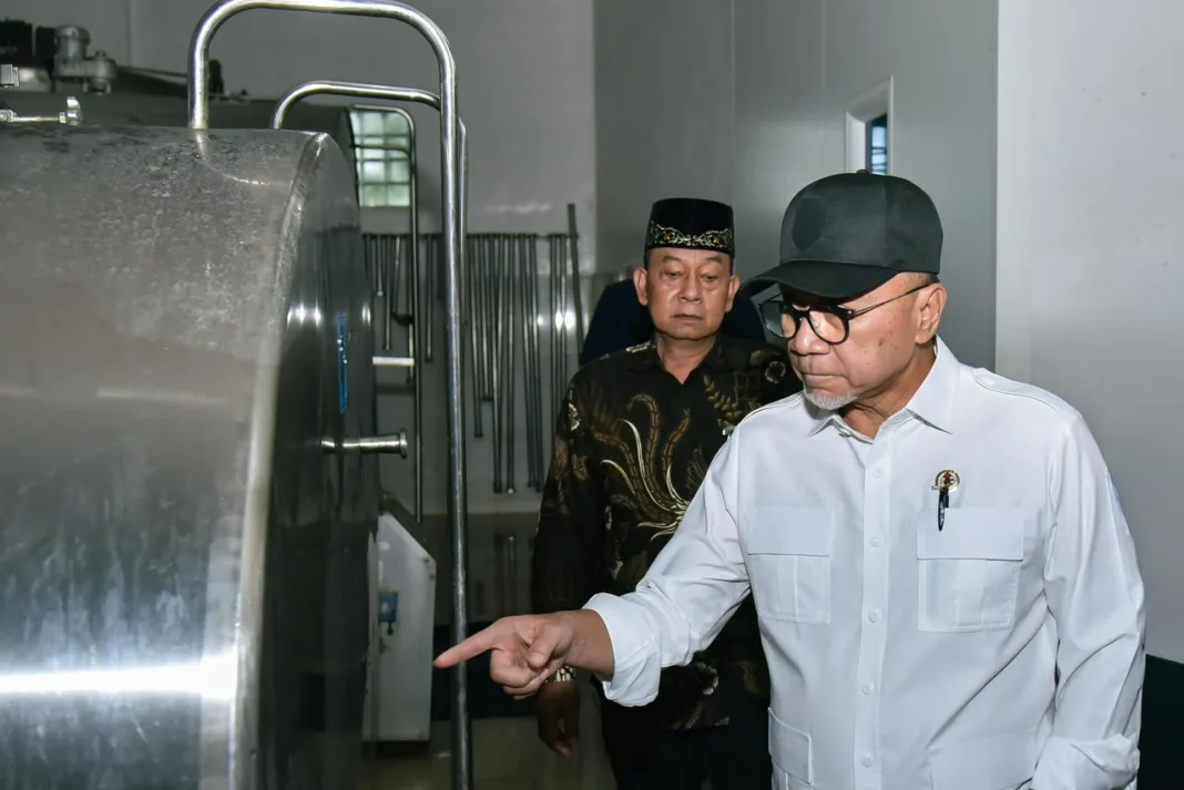 Menteri Koordinator Bidang Pangan Zulkifli Hasan saat melakukan kunjungan kerja ke Koperasi Susu SAE (Sinau Andandani Ekonomi) di Pujon, Kabupaten Malang, Jawa Timur