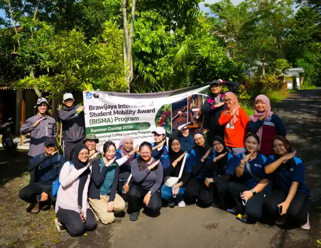 Mahasiswa Malaysia Selami Tradisi Kopi Banyuwangi: Belajar Filosofi Farm to Cup bersama Biologi UB Mahasiswa Malaysia Selami Tradisi Kopi Banyuwangi: Belajar Filosofi Farm to Cup bersama Biologi UB