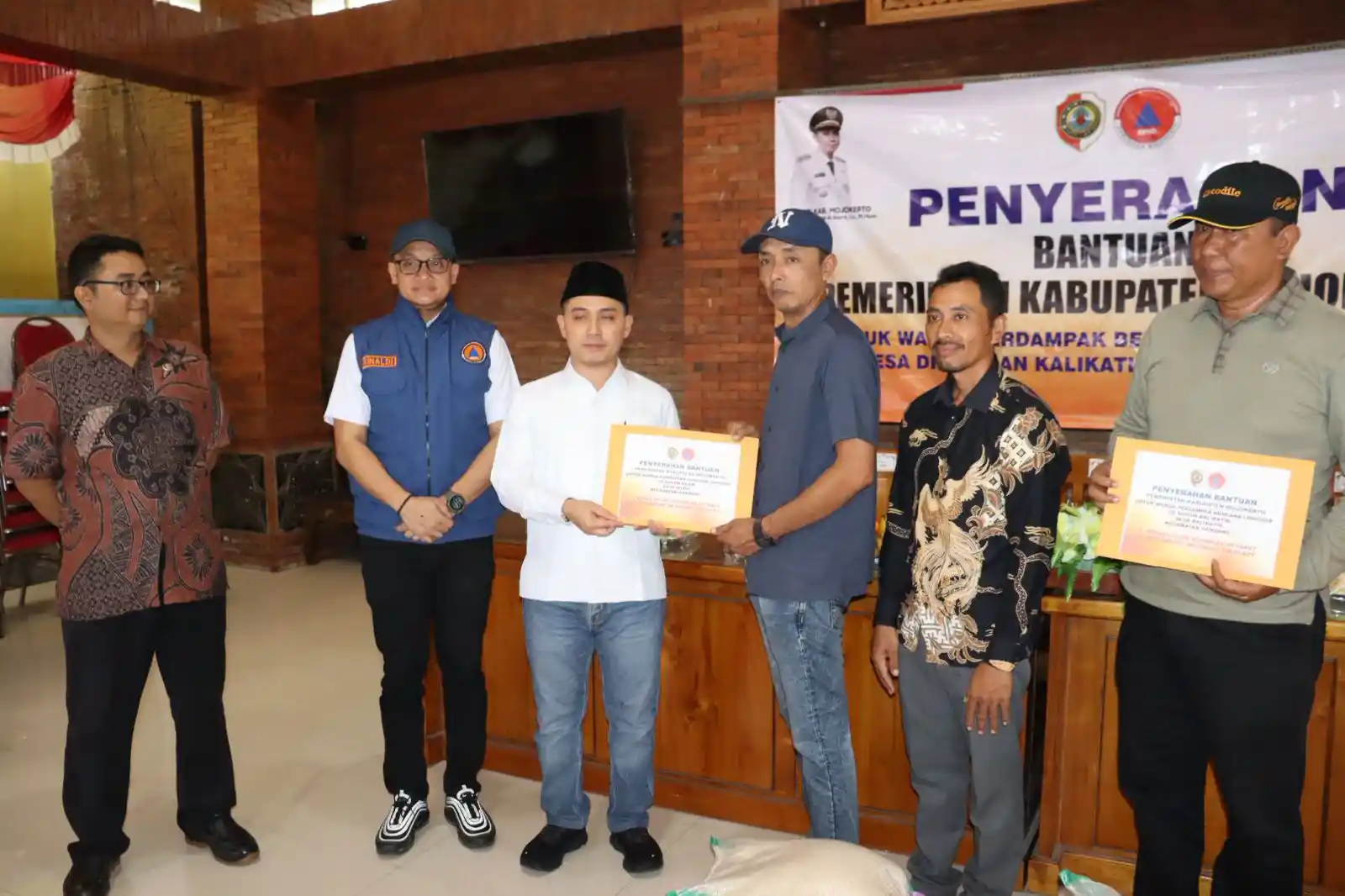 Pemkab Mojokerto Salurkan Bantuan Untuk Warga Terdampak Longsor di Gondang