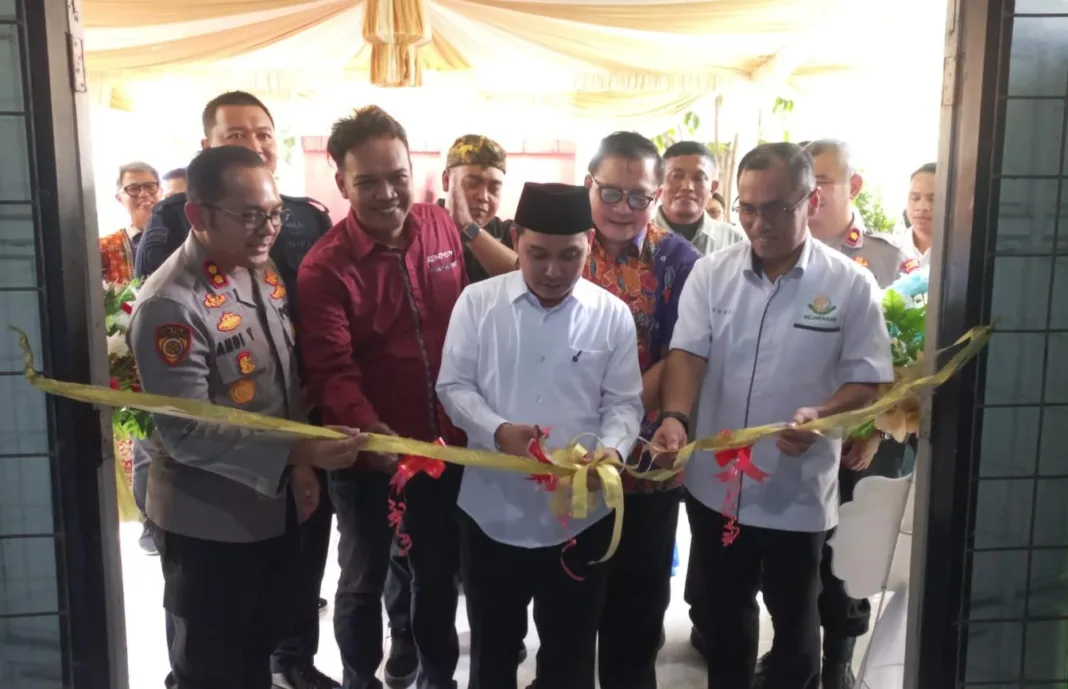 Pesan Bupati Albarraa Saat Resmikan Media Center Ruang Jurnalis Mojokerto