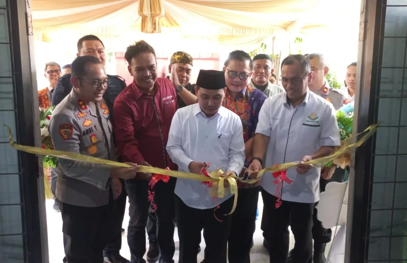 Pesan Bupati Albarraa Saat Resmikan Media Center Ruang Jurnalis Mojokerto