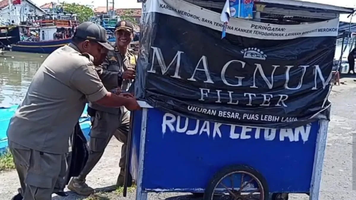 Satpol PP Kota Pasuruan Tertibkan PKL Bandel di Area Stasiun dan Pelabuhan, Sempat Diwarnai Perlawanan