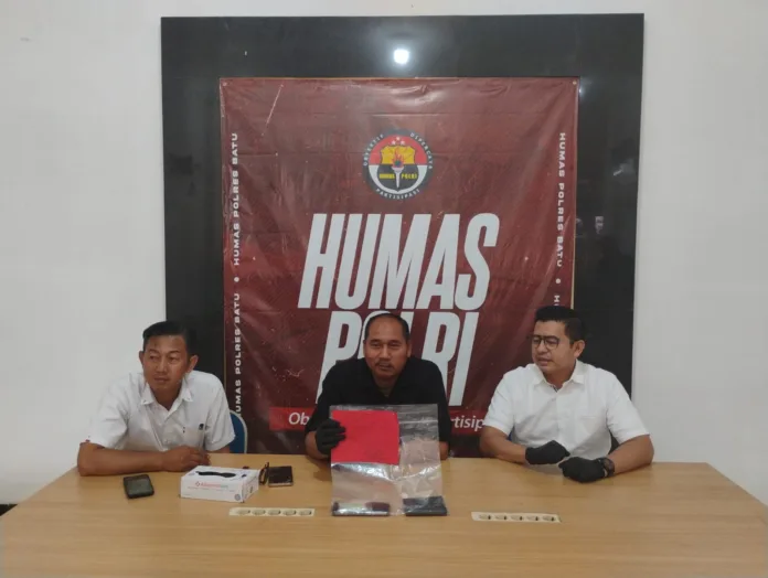 Polres Batu Ringkus Pengedar Ekstasi, 40 Butir Pil Haram Berhasil Disita Polres Batu Ringkus Pengedar Ekstasi, 40 Butir Pil Haram Berhasil Disita