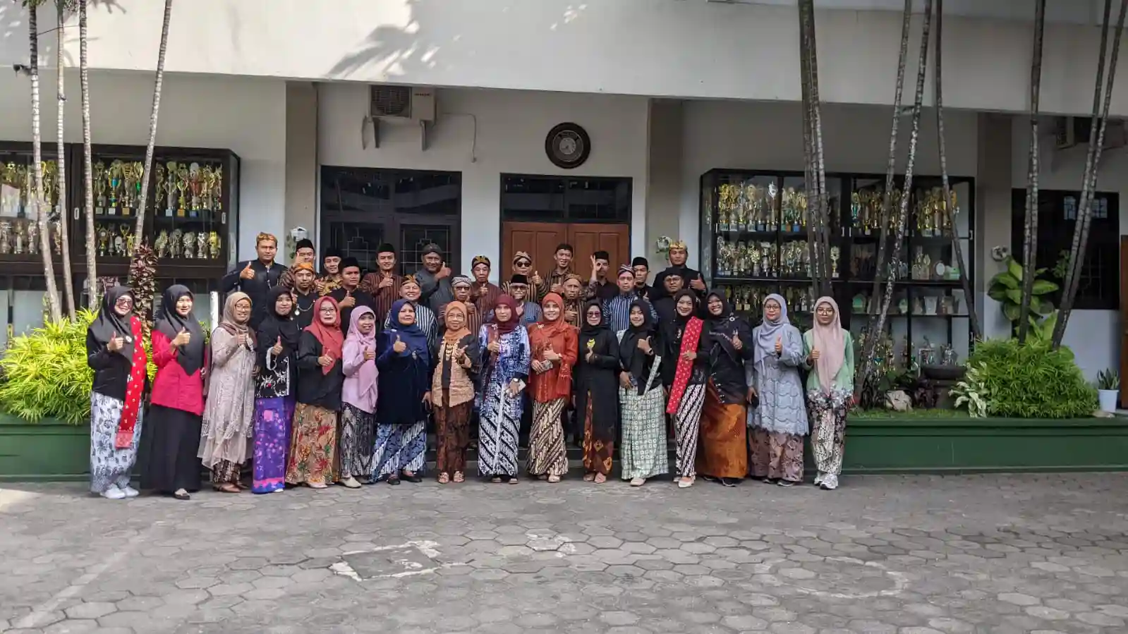 Semangat Kartini “Hidup” di MTs Almaarif 01 Singosari, Dari Kebaya ke Aksi Hijau