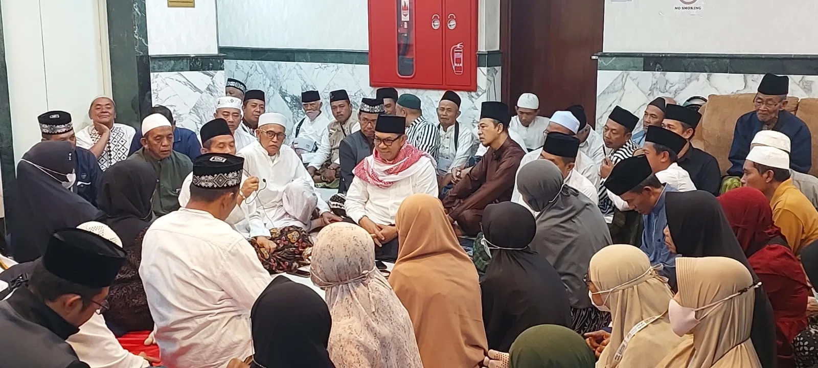 Tanggalkan Atribut Wali Kota, Cak Nur Pilih Jadi ‘Pelayan’ Jemaah Haji di Madinah