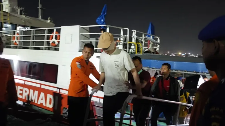 Tim SAR Gabungan Evakuasi ABK Asal China di Perairan Karang Jamuang