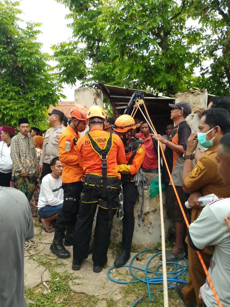 Tim SAR Gabungan Evakuasi Seorang Nenek dari Dasar Sumur di Sumenep