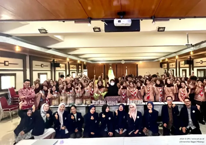 Strategi Kelola Sampah ala Mahasiswa S3 UM: Ubah Limbah Jadi Berkah di SMKN 3 Malang Strategi Kelola Sampah ala Mahasiswa S3 UM: Ubah Limbah Jadi Berkah di SMKN 3 Malang