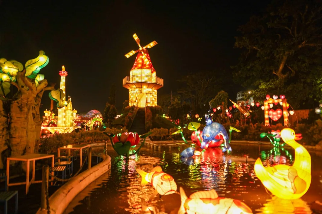 Wahana dan lampion Garden ikonik tersedia di Batu Night Spectacular (BNS) bagi wisatawan yang ingin berwisata di malam hari di Kota Batu Wahana dan lampion Garden ikonik tersedia di Batu Night Spectacular (BNS) bagi wisatawan yang ingin berwisata di malam hari di Kota Batu